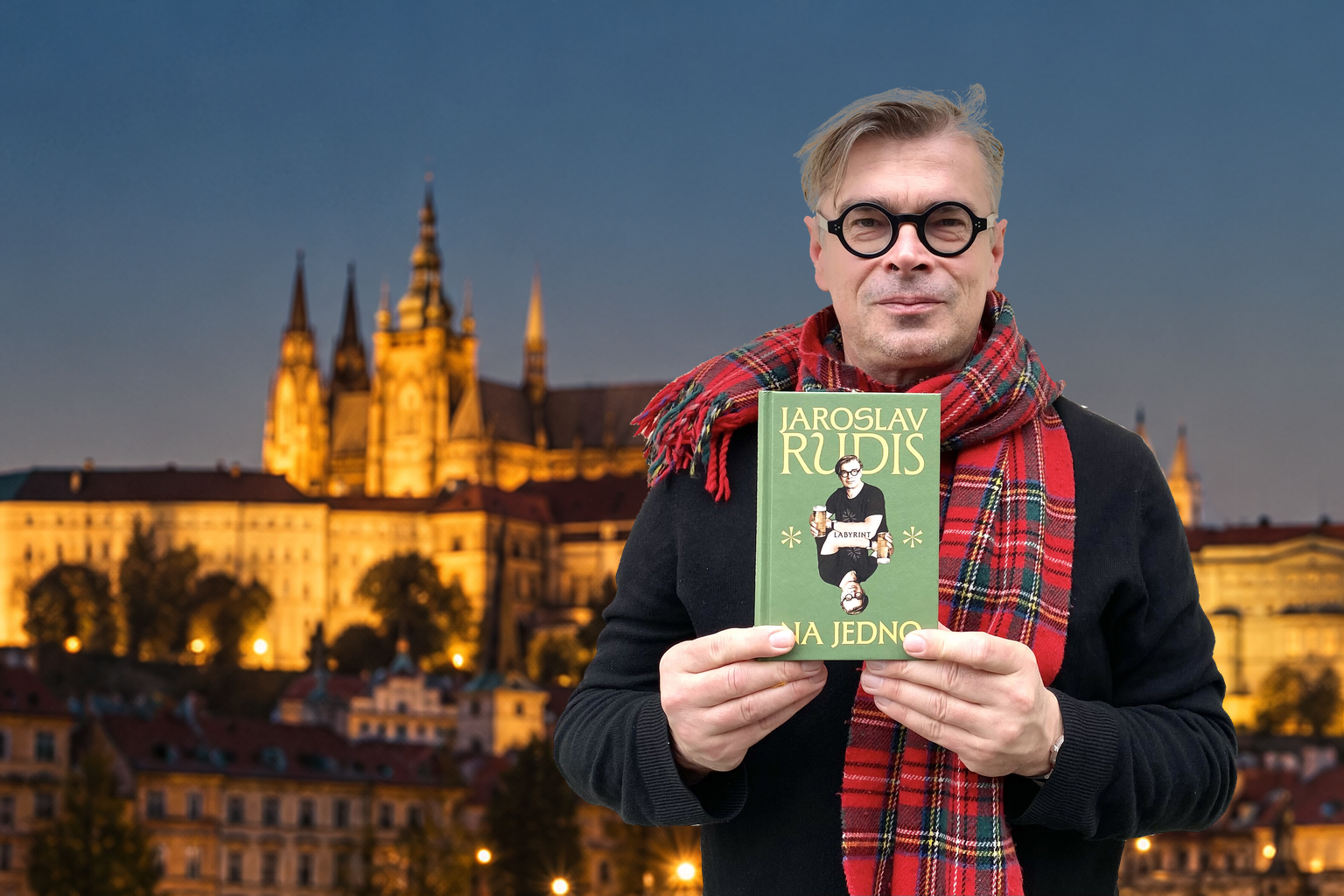 Jaroslav Rudiš s knihou Na jedno před večerním panoramatem Pražského hradu — vizuál akce